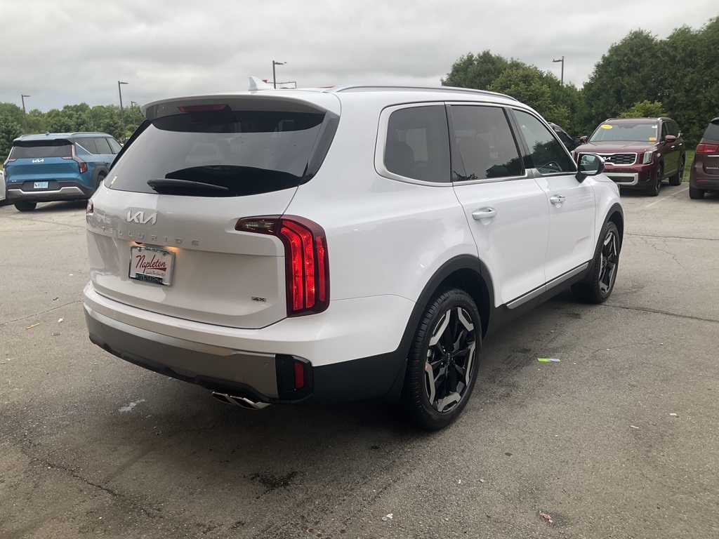 Vehicle image 4 of 24