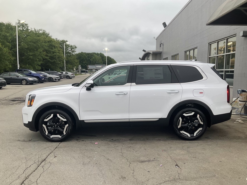 Vehicle image 6 of 24