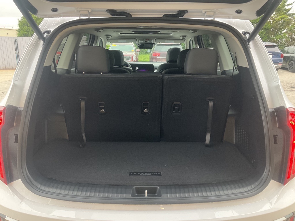 Vehicle image 21 of 24