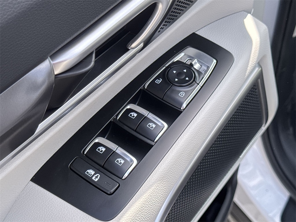 Vehicle image 13 of 31
