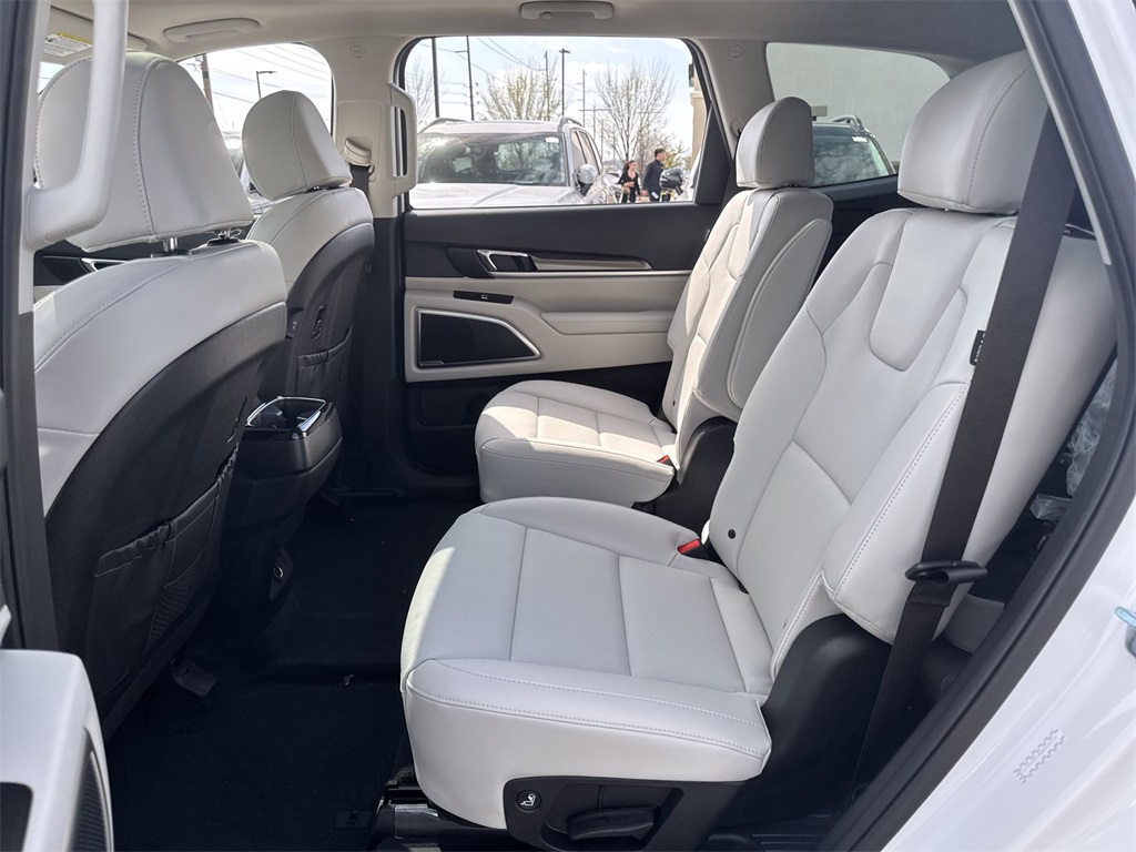 Vehicle image 24 of 31