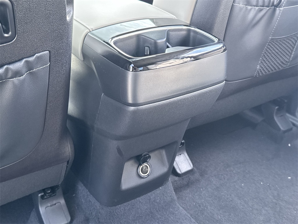 Vehicle image 23 of 31