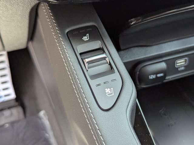 Vehicle image 24 of 42