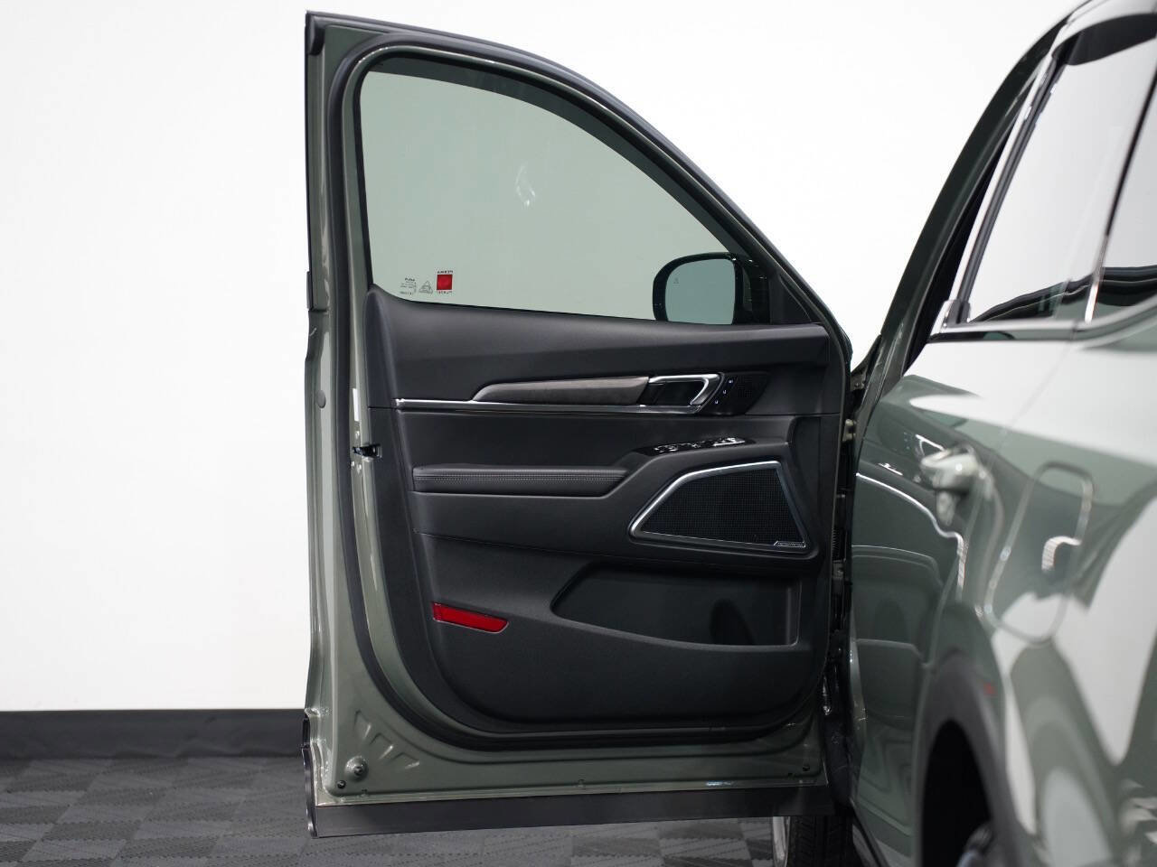 Vehicle image 33 of 56