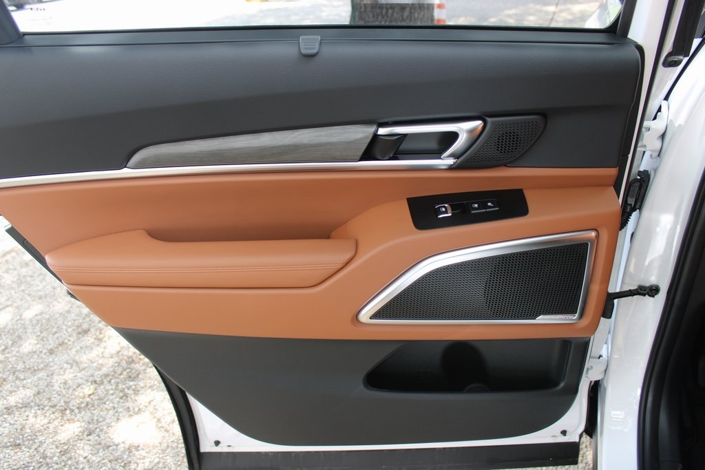 Vehicle image 37 of 42