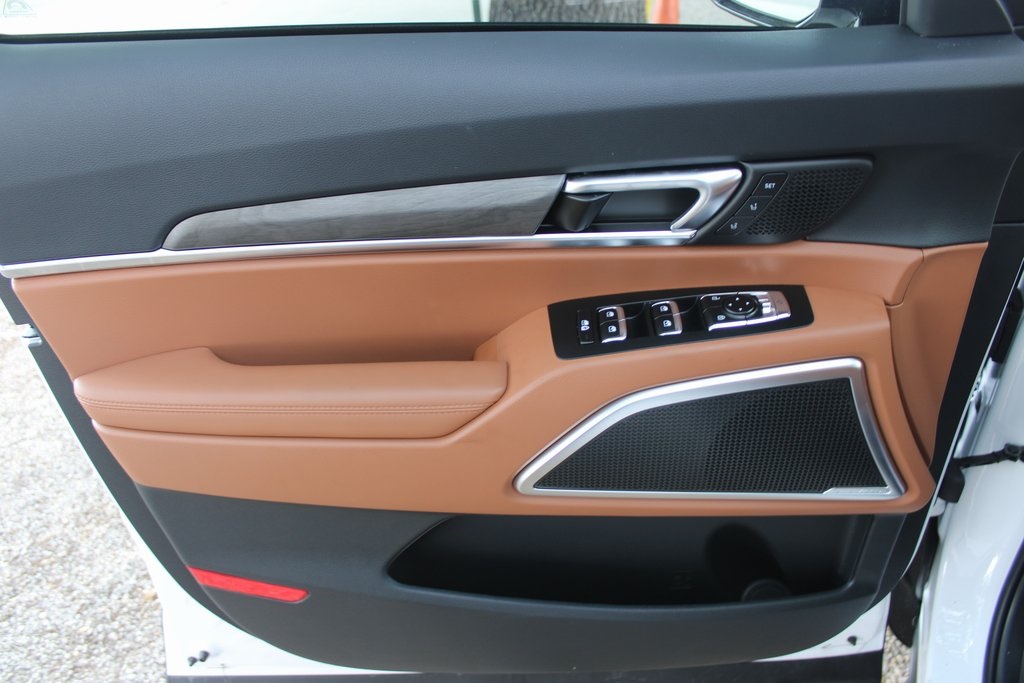 Vehicle image 10 of 42