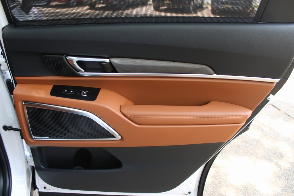 Vehicle image 33 of 42