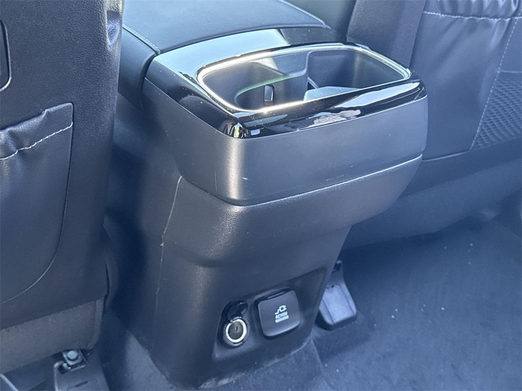 Vehicle image 24 of 32