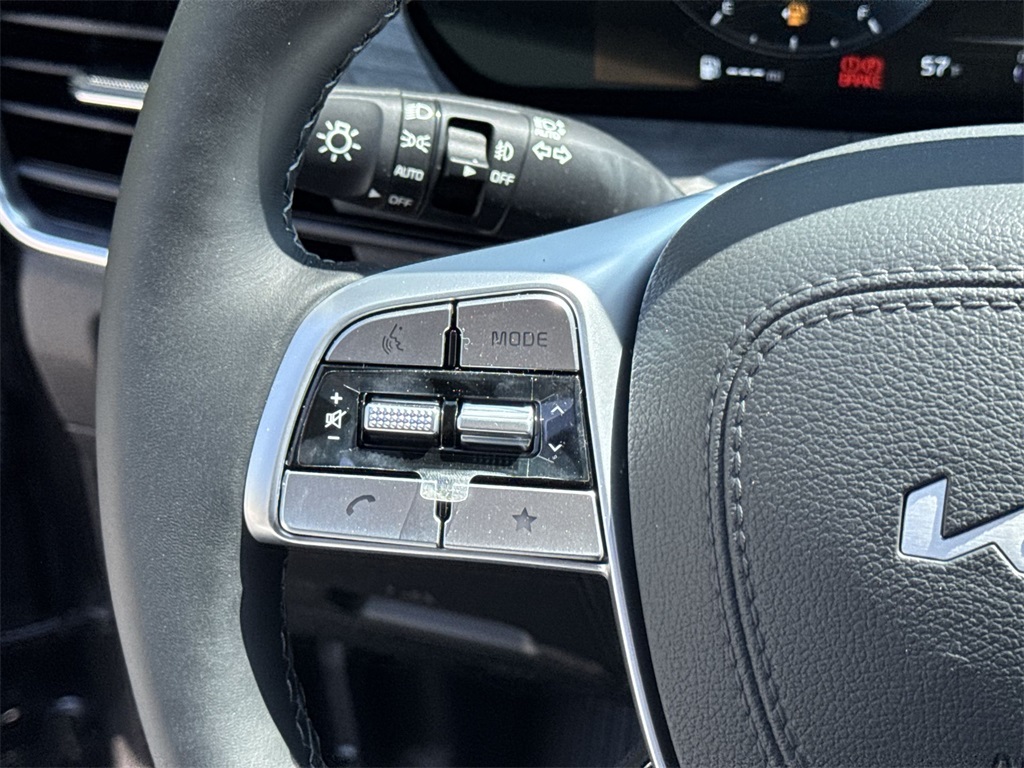 Vehicle image 15 of 32