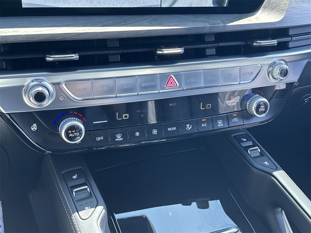 Vehicle image 21 of 32