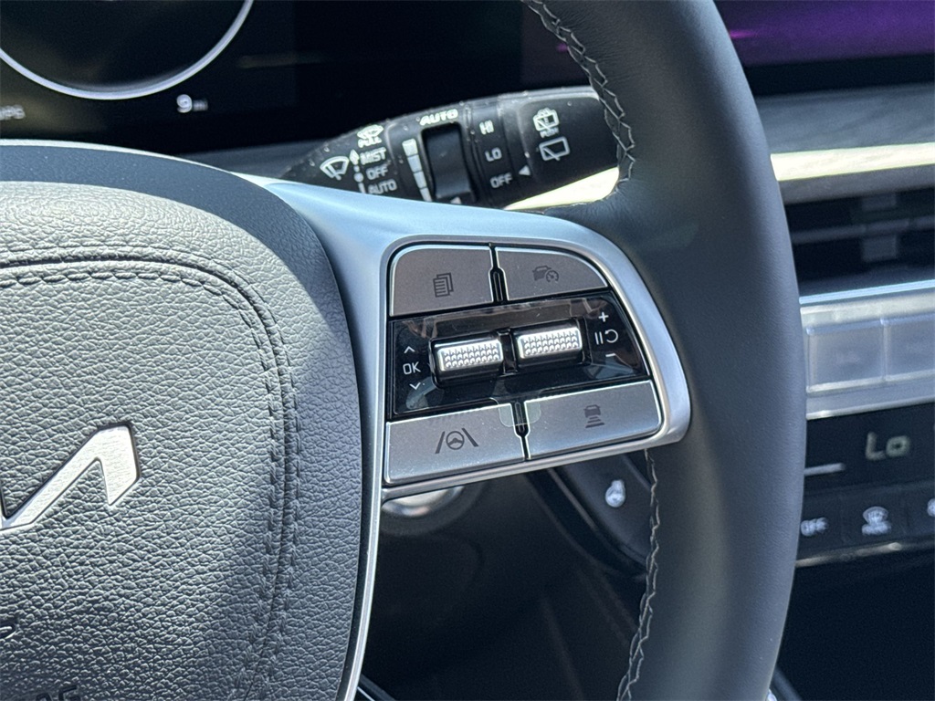 Vehicle image 16 of 32