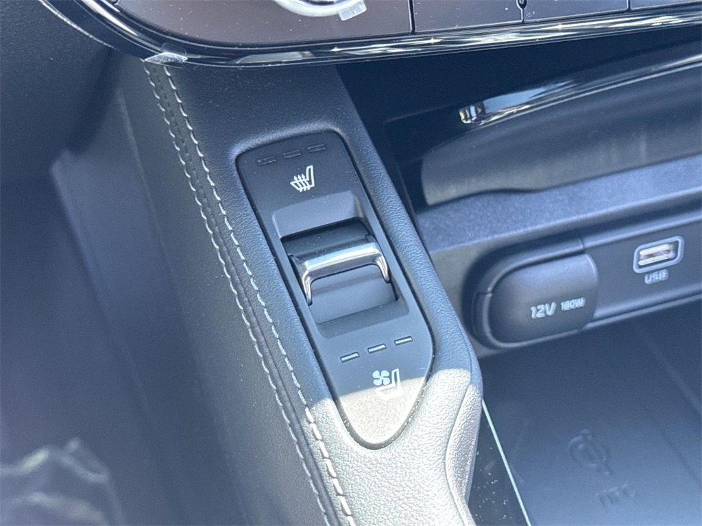 Vehicle image 23 of 32