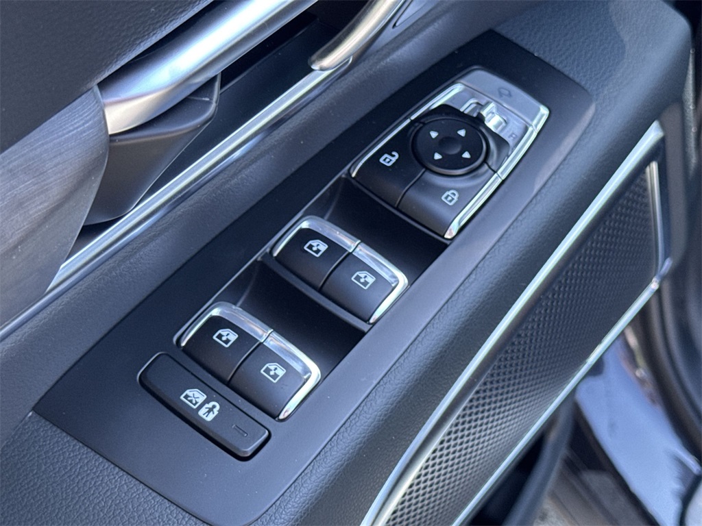 Vehicle image 13 of 32
