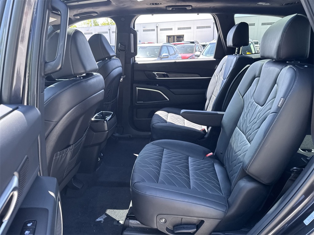 Vehicle image 25 of 32