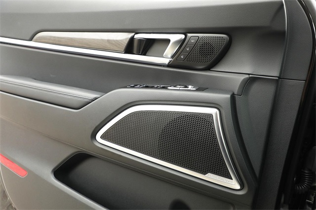 Vehicle image 24 of 32