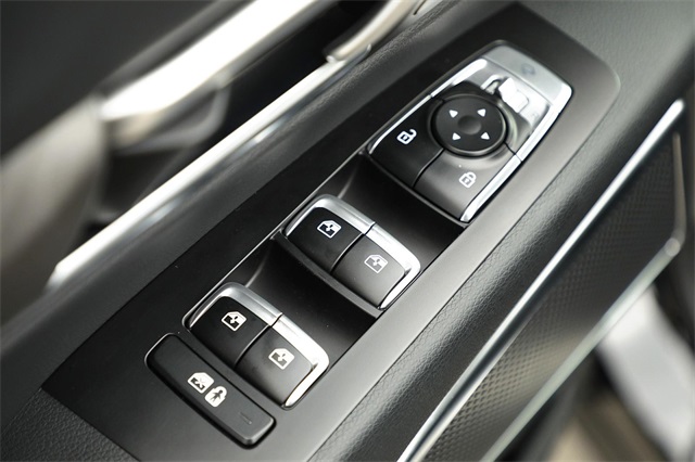 Vehicle image 25 of 32