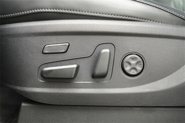 Vehicle image 26 of 32