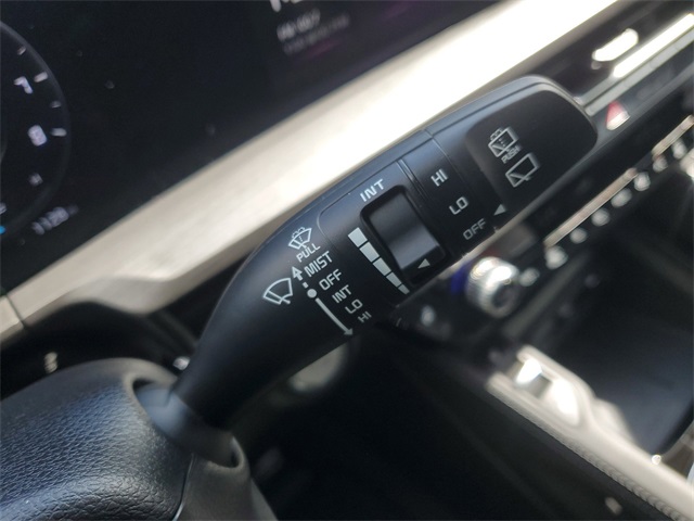 Vehicle image 23 of 32