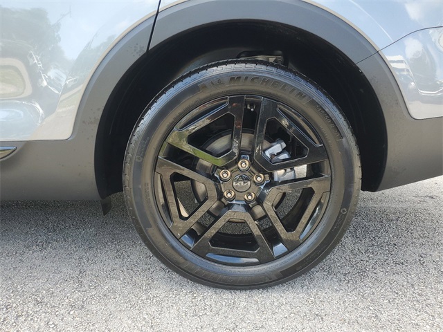Vehicle image 30 of 32