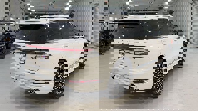 Vehicle image 8 of 33