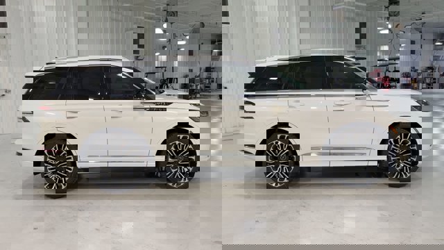 Vehicle image 7 of 33