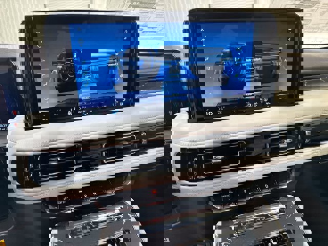 Vehicle image 23 of 33