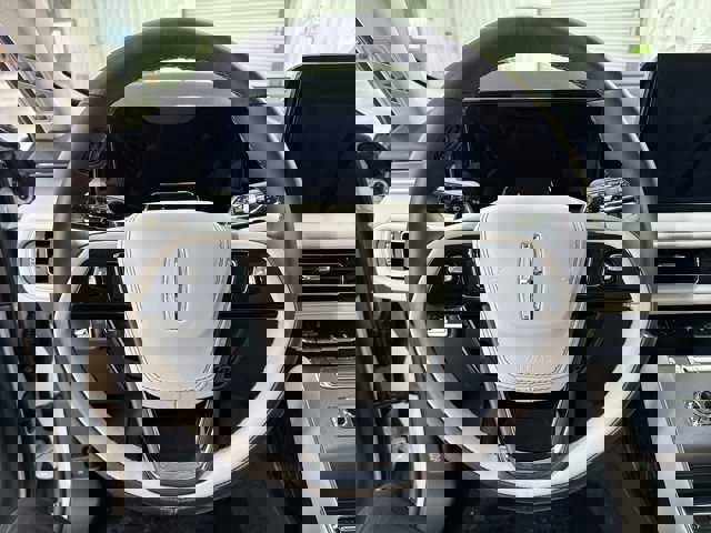Vehicle image 21 of 33