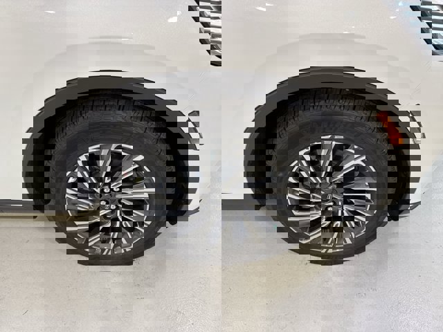 Vehicle image 14 of 33