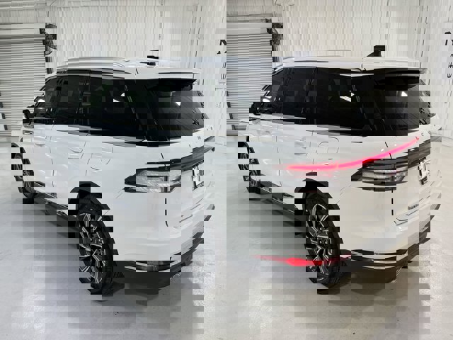 Vehicle image 11 of 33
