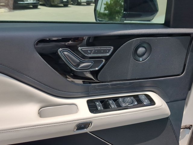 Vehicle image 21 of 25
