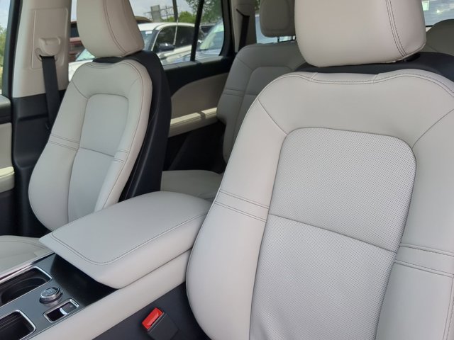 Vehicle image 14 of 25