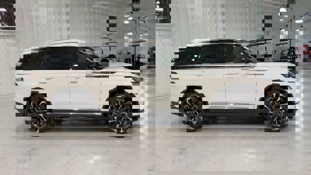 Vehicle image 7 of 33