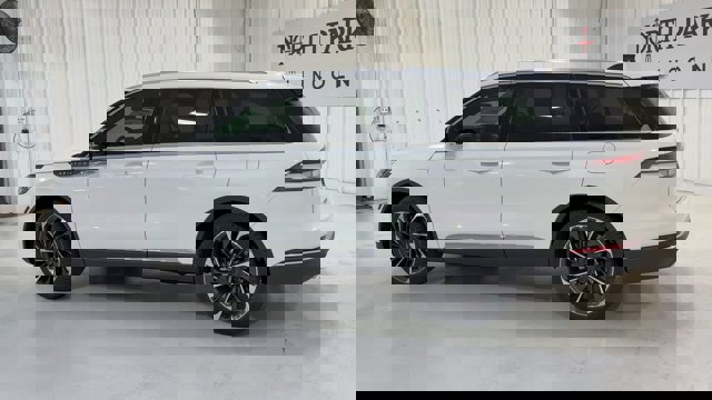 Vehicle image 10 of 33
