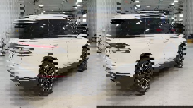 Vehicle image 8 of 33