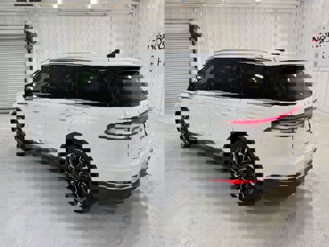 Vehicle image 27 of 33