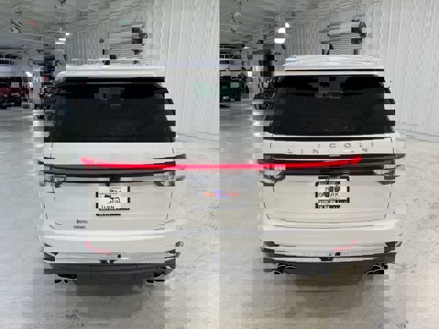 Vehicle image 28 of 33
