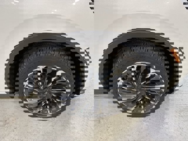 Vehicle image 31 of 33