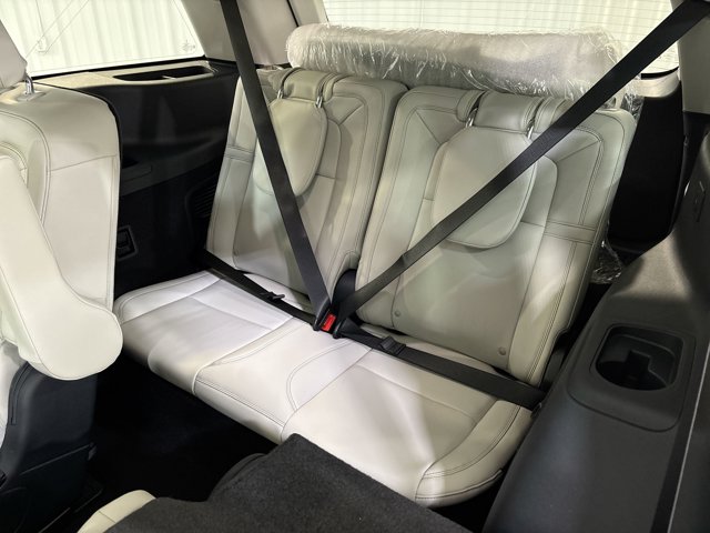 Vehicle image 26 of 33