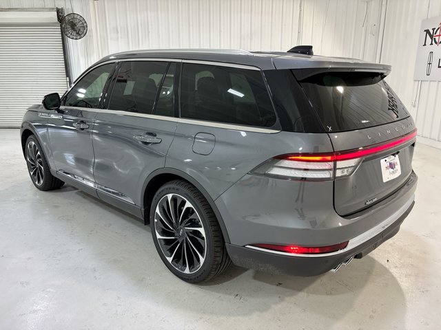 Vehicle image 27 of 33
