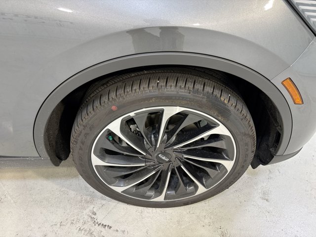 Vehicle image 31 of 33