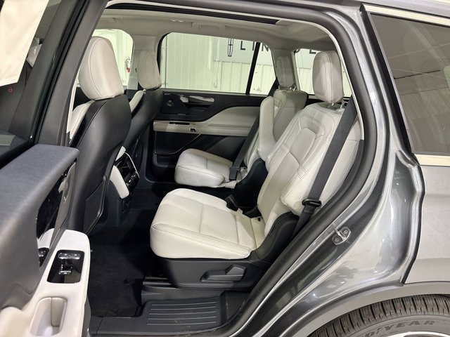 Vehicle image 25 of 33