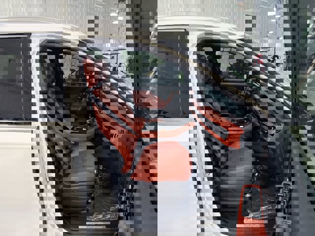 Vehicle image 31 of 33