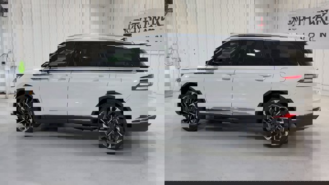 Vehicle image 10 of 33