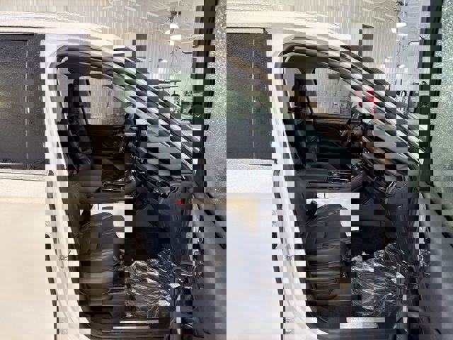 Vehicle image 31 of 33