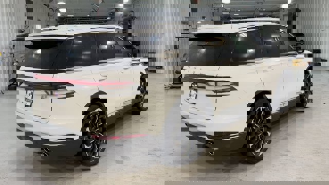 Vehicle image 8 of 33