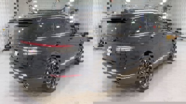 Vehicle image 8 of 33