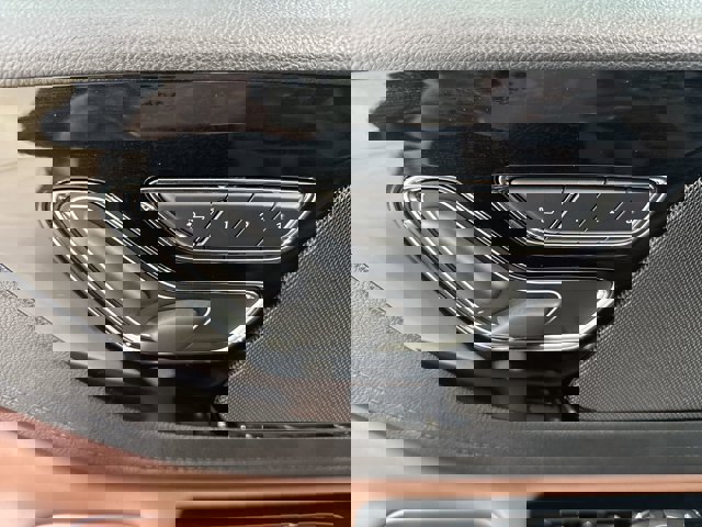 Vehicle image 31 of 33