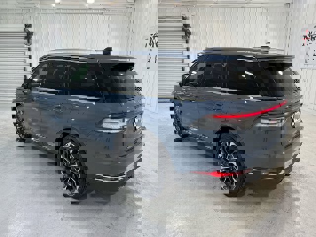 Vehicle image 10 of 33