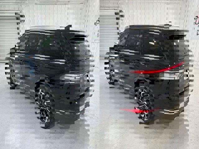 Vehicle image 10 of 33