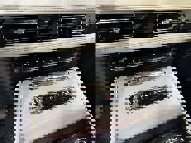 Vehicle image 23 of 33